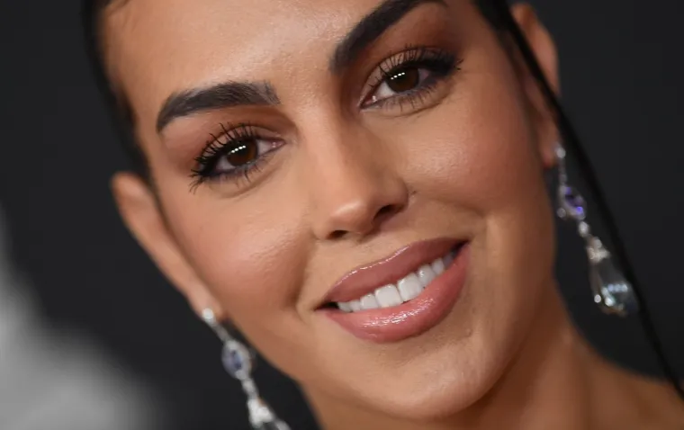Georgina šokirala poprsjem: Zbog ovolikog dekoltea se svi pitaju je li 'išla pod nož' ili je za sve kriv izvrstan 'push up'