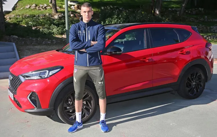 Drugi vratar vatrenih, Ivo Grbić, je ne tako davno ponosno pozirao pokraj službenog Hyundaija Tucsona, a što vozi u privatno vrijeme nije poznato