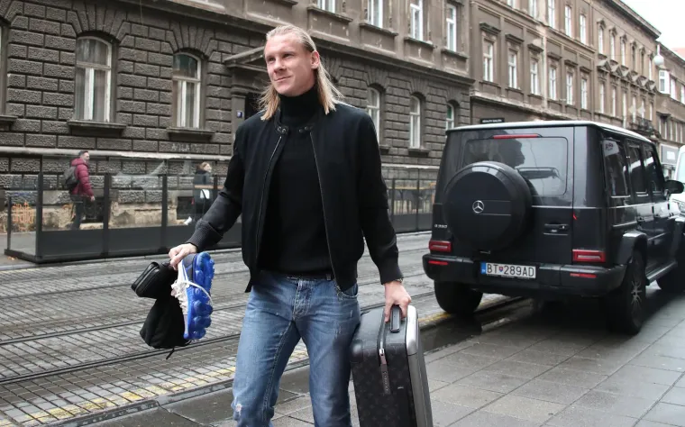 Domagoj Vida je nedavno iznenadio suprugu novim terencem, Mercedesom G Klase. Vida je očito ljubitelj ove njemačke premium marke jer je ranije vozio S Klasu 