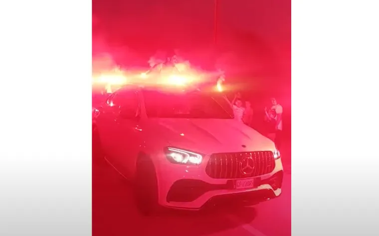 Martin Erlić vješto skriva svoj vozni park, ali je nedavno pobjedu Vatrenih proslavio u Tinju pokraj Zadra na krovu Mercedesa GLC  