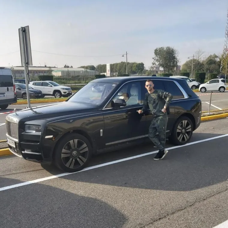 Marcelo Brozović vozi automobil vrijedan dva milijuna kuna, a riječ je o Rolls Royceu Cullinan, u kojem se pojavio na okupljanju reprezentacije 2020. godine