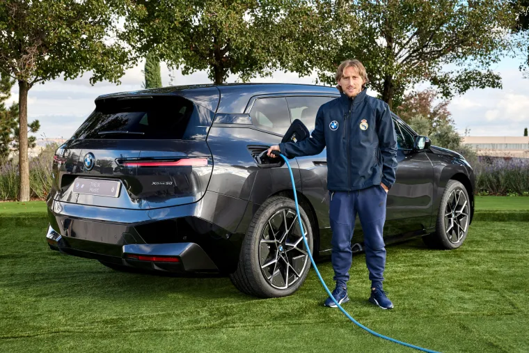 Kapetan Luka Modrić u garaži čuva Bentley Continental GT, dok je na treninge odlazio u službenom Audiju Q8. Kako je novi sponzor Real Madrida postao BMW, tako je i Modrić izabrao novu službenu jurilicu koja ide na struju. Riječ je o električnom SUV-u BMW-u iX koji vrijedi oko milijun kuna