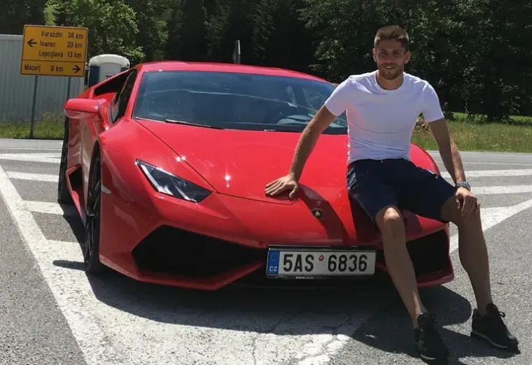 Vatrena 'devetka', Andrej Kramarić, ne hvali se na dru&scaron;tvenim mrežama skupim automobilima, no jednom prilikom se slikao s Lamborghinijem Huracanom koji ko&scaron;ta oko milijun i pol kuna