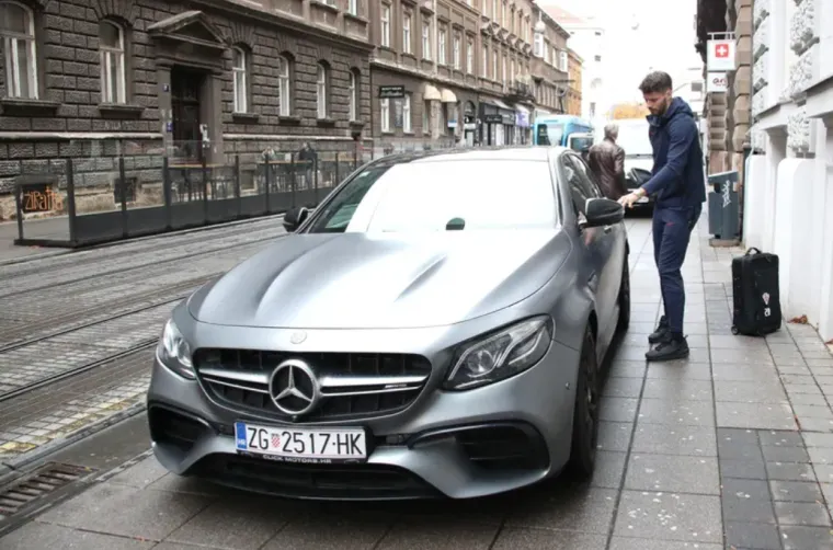 Bruno Petković je na nedavno okupljanje reprezentativaca stigao u Mercedesu E63 AMG koji vrijedi malo vi&scaron;e od milijuna kuna