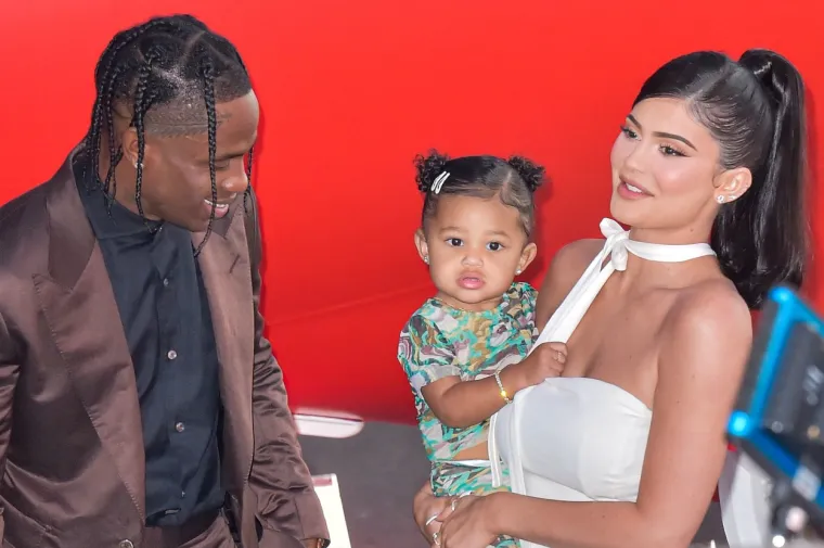 Kylie Jenner oduvijek je otvoreno govorila da želi biti mlada majka. Svoje prvo dijete, Stormi, rodila je s 20 godina. Najmlađa iz klana Kardashian-Jenner i reper Travis Scott početkom 2022. godine dobili su drugo zajedničko dijete.