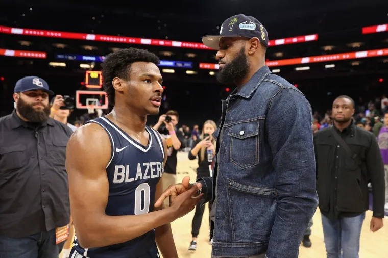 LeBron James je imao samo 19 godina kada je dobio prvo dijete sa svojom dugogodišnjom djevojkom, a sada suprugom Savannahom Brinson. Od tada su zajedno i imaju troje djece. 