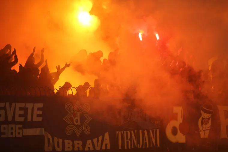 2. mjesto (Dinamo) - Bad Blue Boysi mogu ugrijati atmosferu u svako doba, no nažalost ne dolaze pratiti HNL u tolikom broju kao europske utakmice. Prosjek gledatelja je 5643 navijača što je hrvatskog prvaka smjestilo na drugo mjesto ove naše improvizirane navijačke lige.