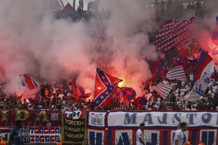 1. mjesto (Hajduk) - Ovaj podatak se mogao i pretpostaviti jer Split nikad ne razočara svoje ljubimce. Iako u HNL-u nisu osvojili prvenstvo gotovo dva desetljeća, podrške nikad nije nedostajalo. Klub s Poljuda nije samo zauzeo prvo mjesto, već je uduplao prednost od prošlog puta kada smo gledali stanje. Bijele je tad u prosjeku pratilo 10 tisuća navijača, a ta brojka se sada popela na čak 16 132.