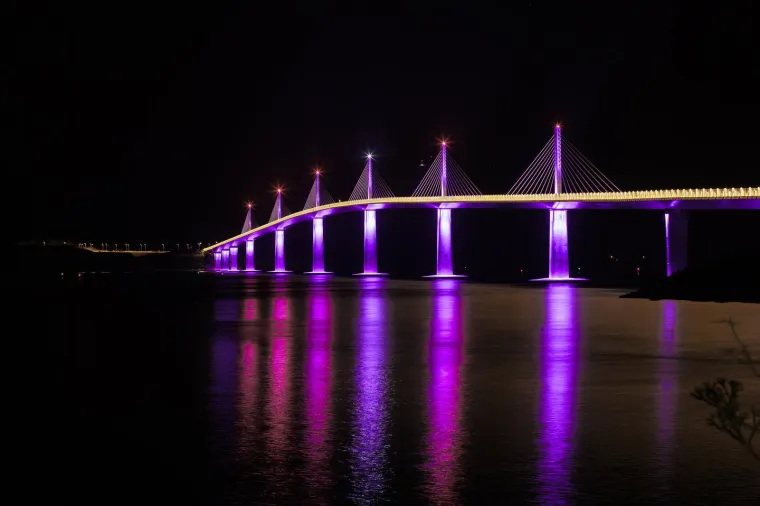 Pelje&scaron;ki most, zadarsi Pozdrav Suncu i pulski rotor okupani u ljubičastom. To je za Palčiće