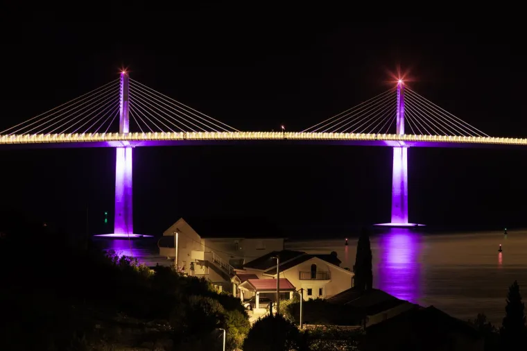 Pelje&scaron;ki most, zadarsi Pozdrav Suncu i pulski rotor okupani u ljubičastom. To je za Palčiće