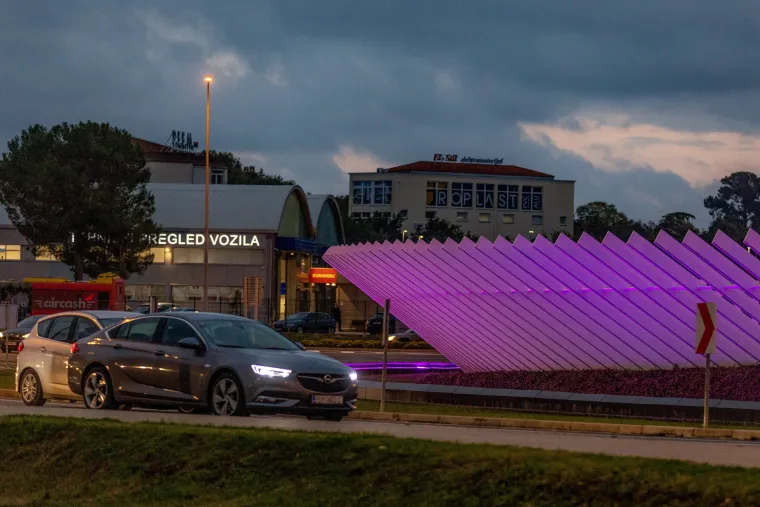 Pelje&scaron;ki most, zadarsi Pozdrav Suncu i pulski rotor okupani u ljubičastom. To je za Palčiće