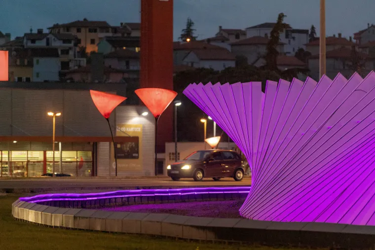 Pelje&scaron;ki most, zadarsi Pozdrav Suncu i pulski rotor okupani u ljubičastom. To je za Palčiće