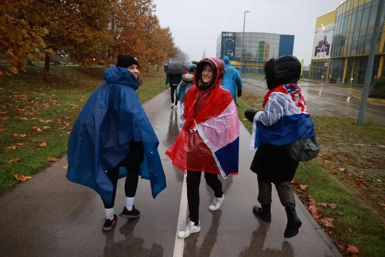 Građani se od ranog jutra okupljaju u Vukovaru: Ni kiša ih ne može spriječiti u obilježavanju najtežeg dana u povijesti grada
