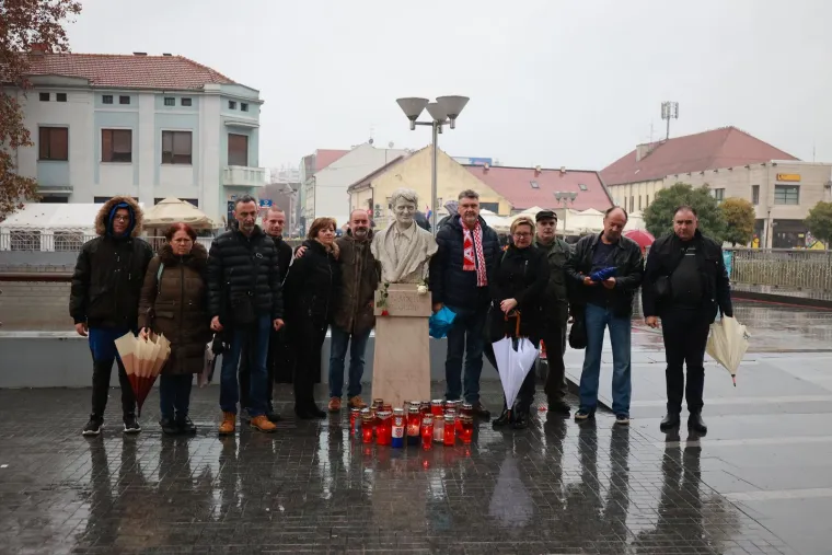 Građani se od ranog jutra okupljaju u Vukovaru: Ni kiša ih ne može spriječiti u obilježavanju najtežeg dana u povijesti grada