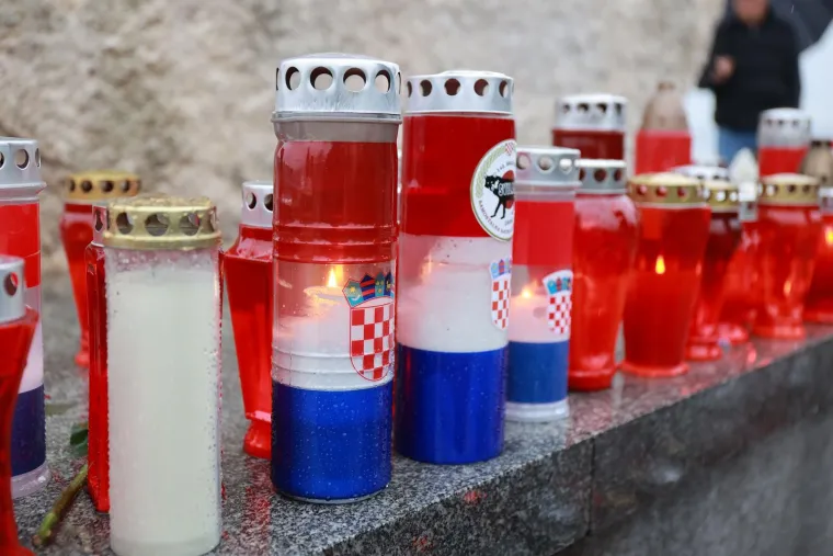 Građani se od ranog jutra okupljaju u Vukovaru: Ni kiša ih ne može spriječiti u obilježavanju najtežeg dana u povijesti grada