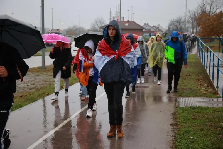 Građani se od ranog jutra okupljaju u Vukovaru: Ni kiša ih ne može spriječiti u obilježavanju najtežeg dana u povijesti grada