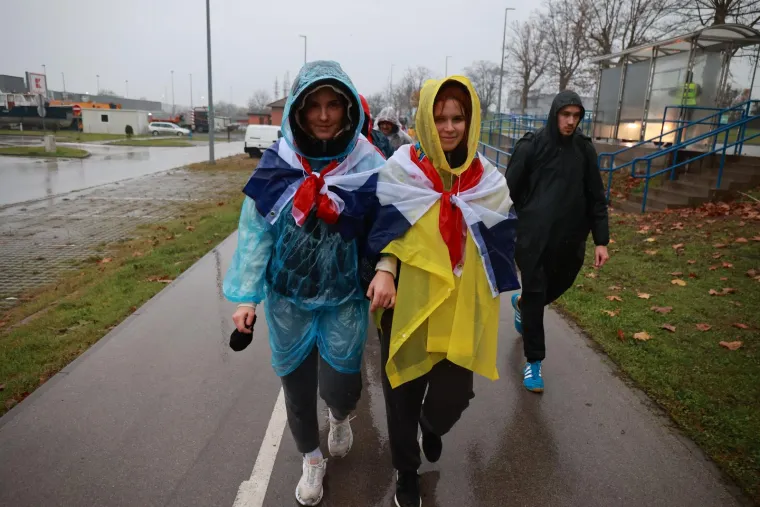 Građani se od ranog jutra okupljaju u Vukovaru: Ni kiša ih ne može spriječiti u obilježavanju najtežeg dana u povijesti grada