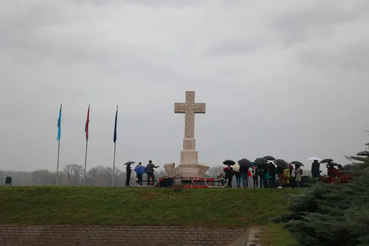 Građani se od ranog jutra okupljaju u Vukovaru: Ni kiša ih ne može spriječiti u obilježavanju najtežeg dana u povijesti grada
