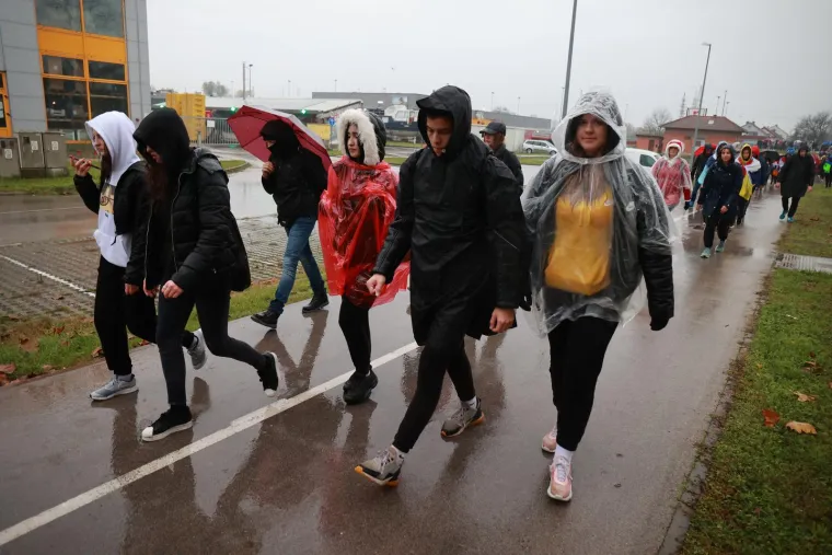 Građani se od ranog jutra okupljaju u Vukovaru: Ni kiša ih ne može spriječiti u obilježavanju najtežeg dana u povijesti grada