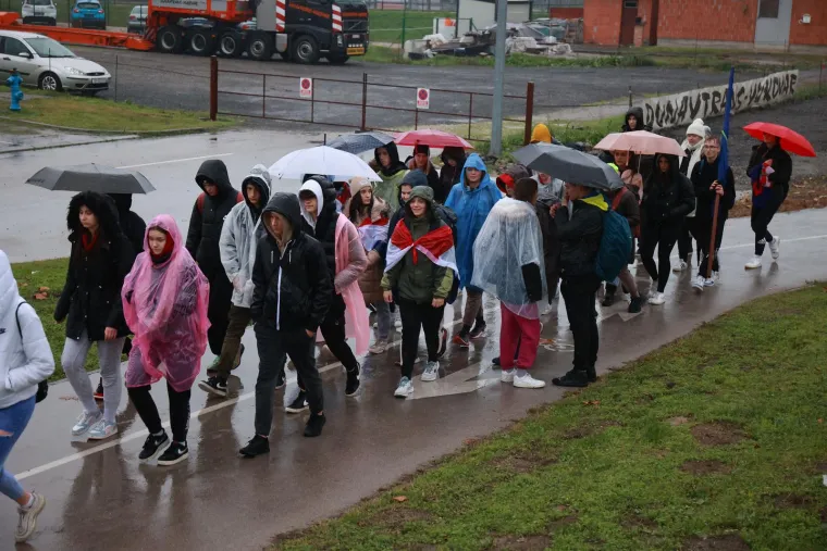 Građani se od ranog jutra okupljaju u Vukovaru: Ni kiša ih ne može spriječiti u obilježavanju najtežeg dana u povijesti grada
