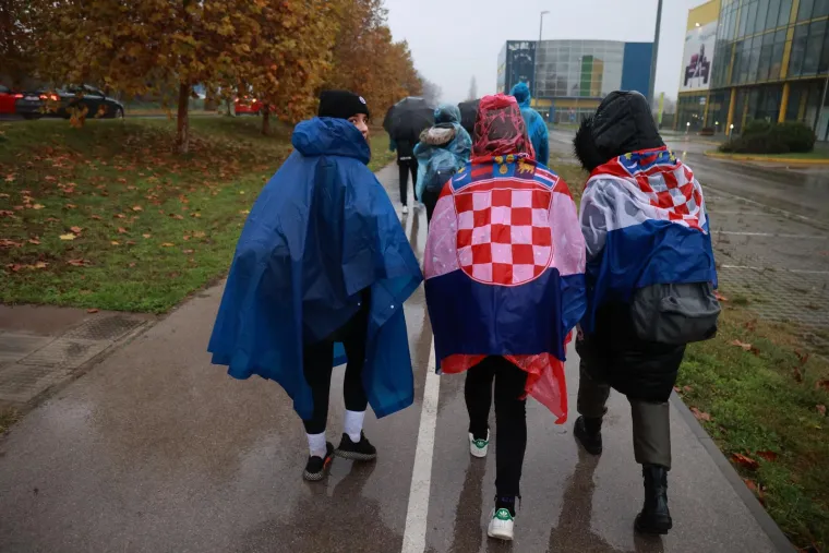 Građani se od ranog jutra okupljaju u Vukovaru: Ni kiša ih ne može spriječiti u obilježavanju najtežeg dana u povijesti grada