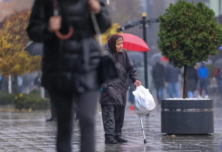 Baka Magdalena usred kišnog Vukovara po smeću tražila boce, sudionici Kolone skupljali novce da ima za topli obrok