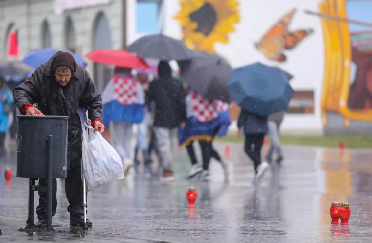Baka Magdalena usred kišnog Vukovara po smeću tražila boce, sudionici Kolone skupljali novce da ima za topli obrok