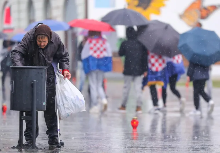 Baka Magdalena usred kišnog Vukovara po smeću tražila boce, sudionici Kolone skupljali novce da ima za topli obrok