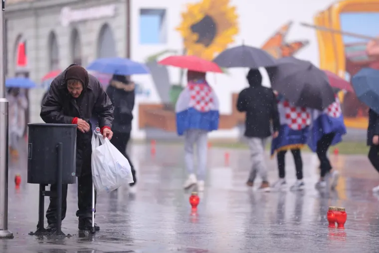 Baka Magdalena usred kišnog Vukovara po smeću tražila boce, sudionici Kolone skupljali novce da ima za topli obrok