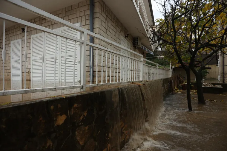 Prema informacijama Dobrovoljnog vatrogasnog društva iz Novog Vinodolskog, svi raspoloživi vatrogasci su na terenu i pomažu.