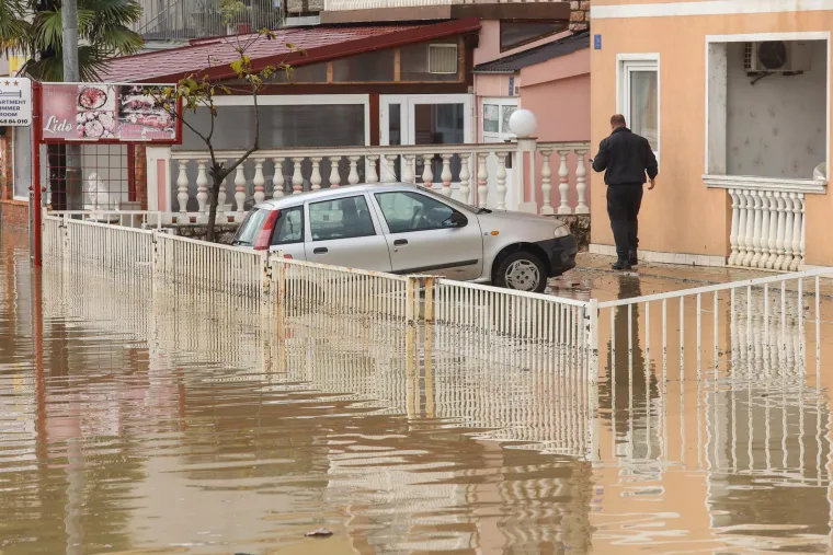 Bujice su se tijekom jutra slijevale strmijim ulicama, poplavljujući kuće. U vodi su ostali zaglavljeni automobili i autobusi.