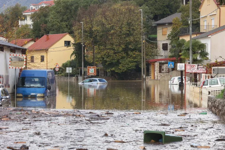 Novi Vinodolski je pod vodom: Zaglavljeni su automobili, poplavljene ceste, svi raspoloživi vatrogasci poslani su na teren