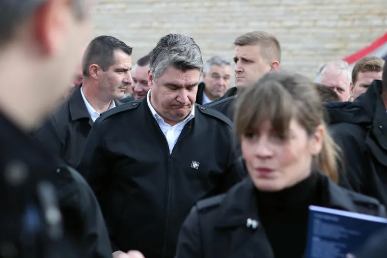 Primjećujete li neobičan detalj na ovoj slici iz Škabrnje? Pogledajte kako je dočekan Zoran Milanović