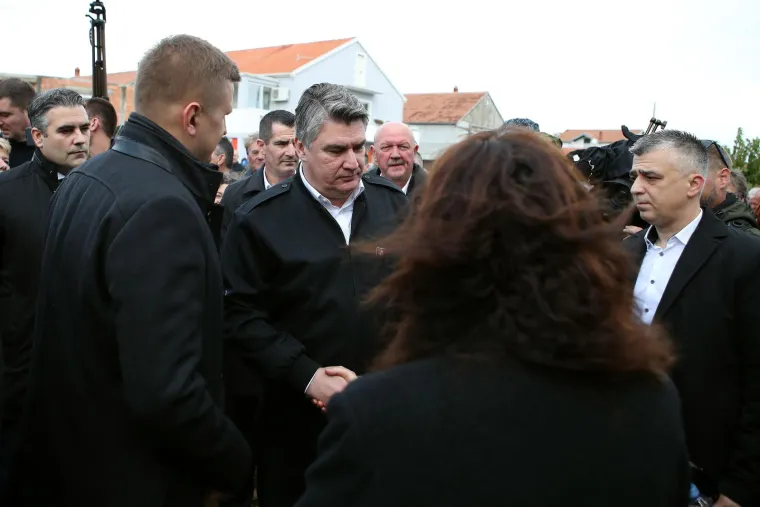Primjećujete li neobičan detalj na ovoj slici iz Škabrnje? Pogledajte kako je dočekan Zoran Milanović