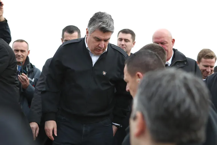 Primjećujete li neobičan detalj na ovoj slici iz Škabrnje? Pogledajte kako je dočekan Zoran Milanović