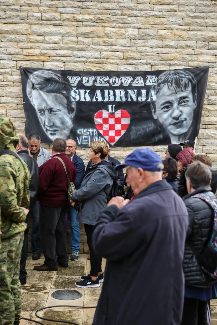 Primjećujete li neobičan detalj na ovoj slici iz Škabrnje? Pogledajte kako je dočekan Zoran Milanović