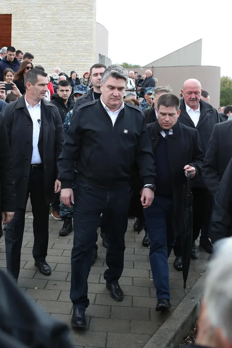 Primjećujete li neobičan detalj na ovoj slici iz Škabrnje? Pogledajte kako je dočekan Zoran Milanović