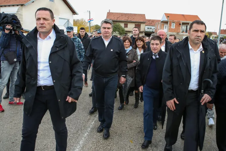 Primjećujete li neobičan detalj na ovoj slici iz Škabrnje? Pogledajte kako je dočekan Zoran Milanović