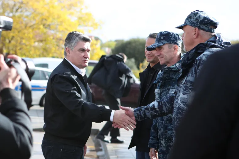 Primjećujete li neobičan detalj na ovoj slici iz Škabrnje? Pogledajte kako je dočekan Zoran Milanović