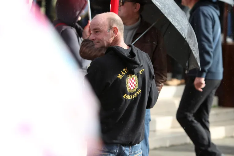 Primjećujete li neobičan detalj na ovoj slici iz Škabrnje? Pogledajte kako je dočekan Zoran Milanović