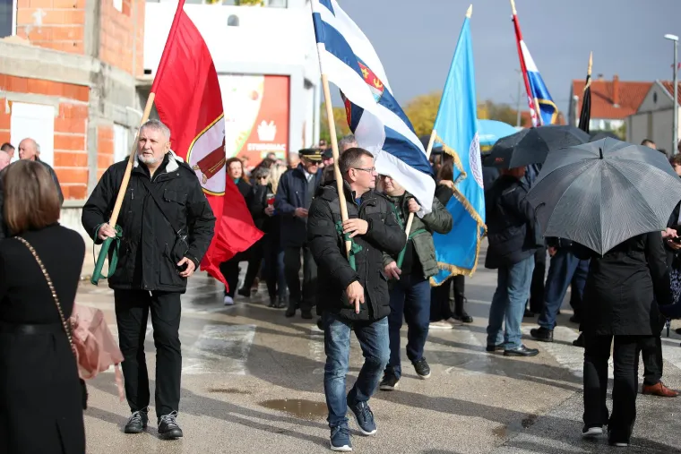 Primjećujete li neobičan detalj na ovoj slici iz Škabrnje? Pogledajte kako je dočekan Zoran Milanović
