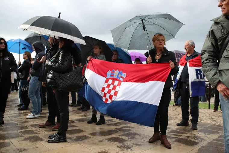 Primjećujete li neobičan detalj na ovoj slici iz &Scaron;kabrnje? Pogledajte kako je dočekan Zoran Milanović