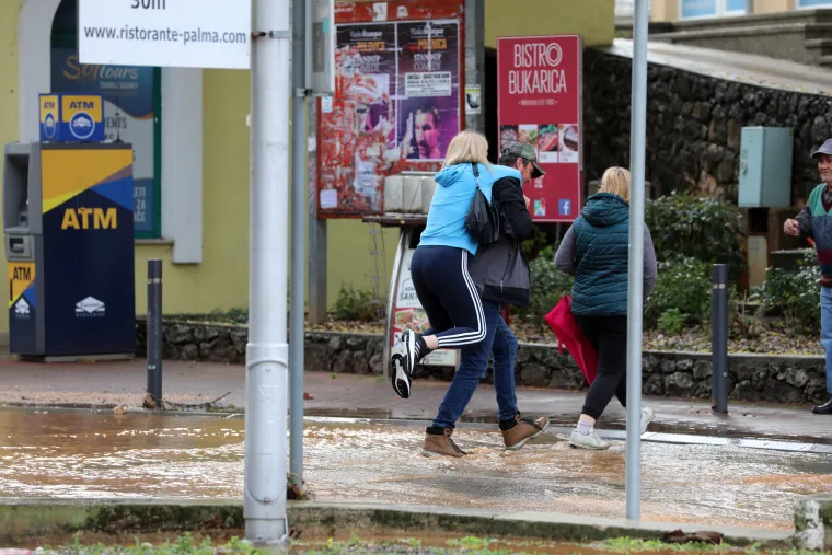 Potop na ulicama u Novom Vinodolskom: Kiša je padala satima, kretanje je otežano