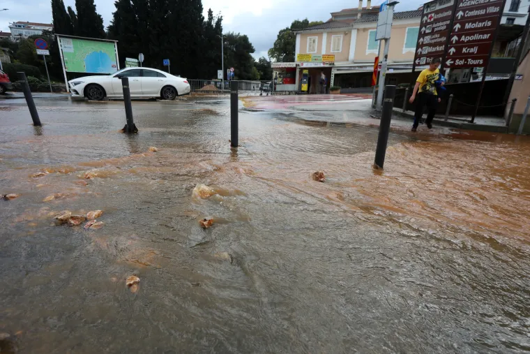 Potop na ulicama u Novom Vinodolskom: Kiša je padala satima, kretanje je otežano