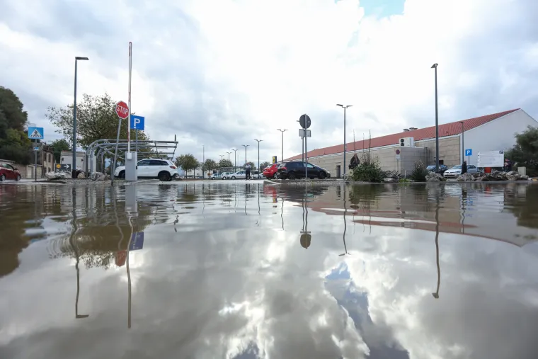 Potop na ulicama u Novom Vinodolskom: Kiša je padala satima, kretanje je otežano