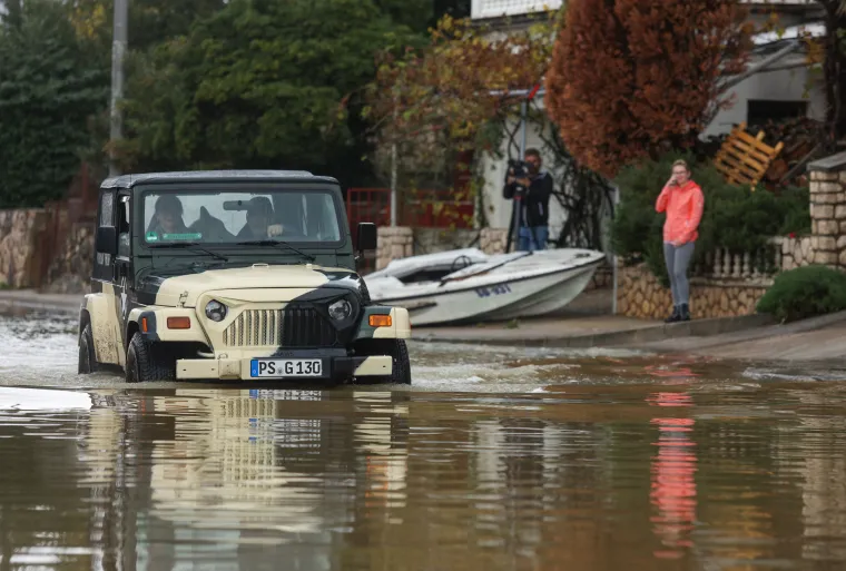 Potop na ulicama u Novom Vinodolskom: Kiša je padala satima, kretanje je otežano