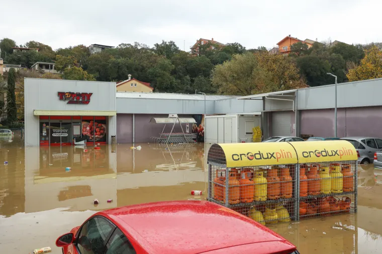 Potop na ulicama u Novom Vinodolskom: Kiša je padala satima, kretanje je otežano