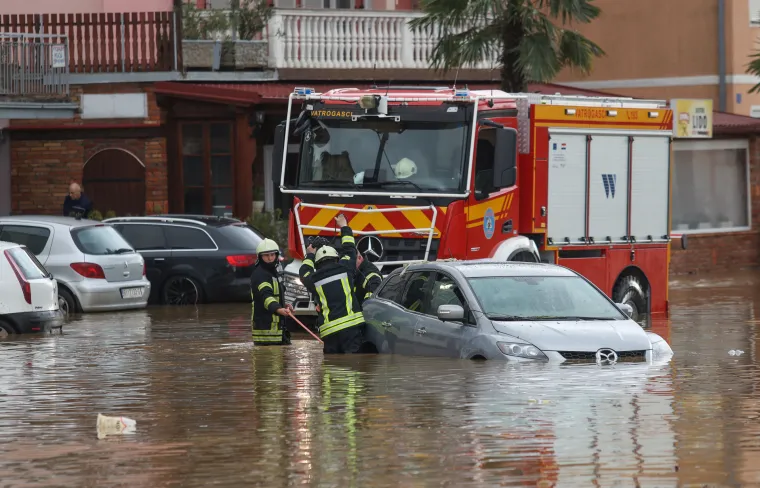 Potop na ulicama u Novom Vinodolskom: Ki&scaron;a je padala satima, kretanje je otežano