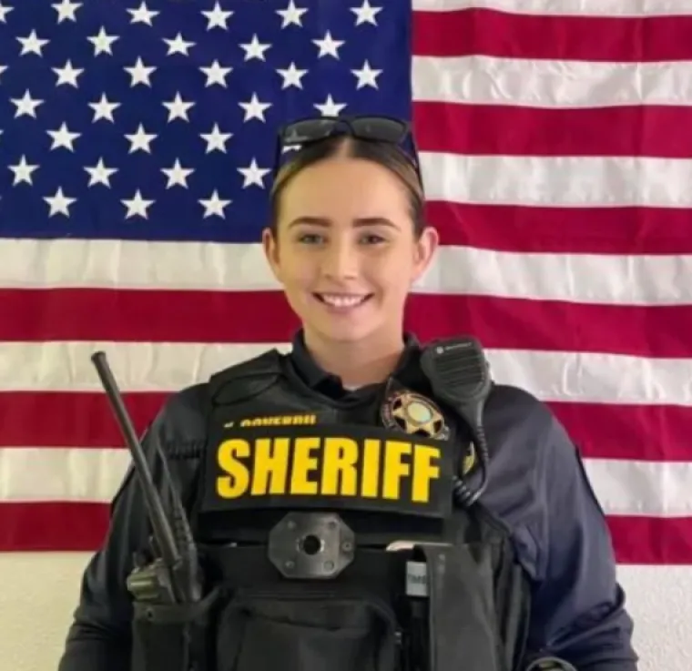 Govorili su joj da je prezgodna da postane policajka, a sada joj poručuju: 'Kimmy, uhiti me, molim te'