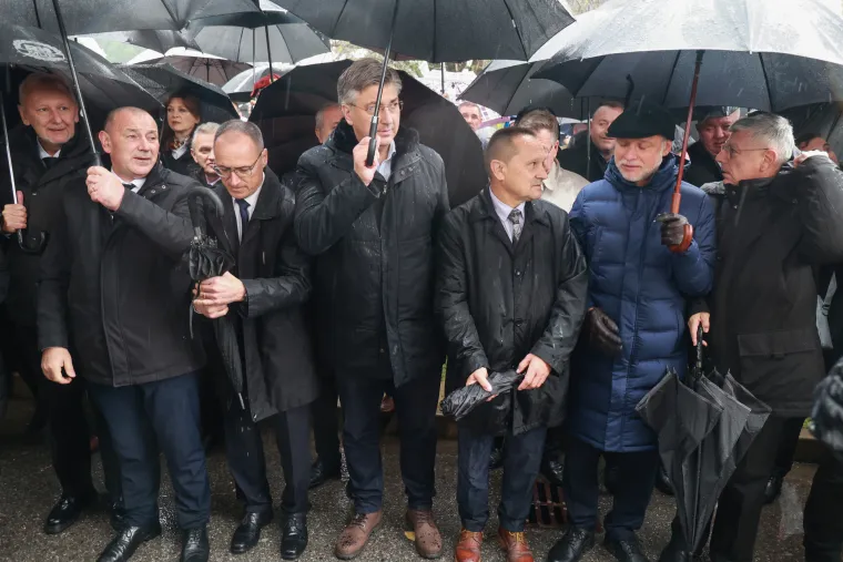 Tko je sve bio u koloni sjećanja, a tko već godinama promatra s prozora: Pogledajte fotografije